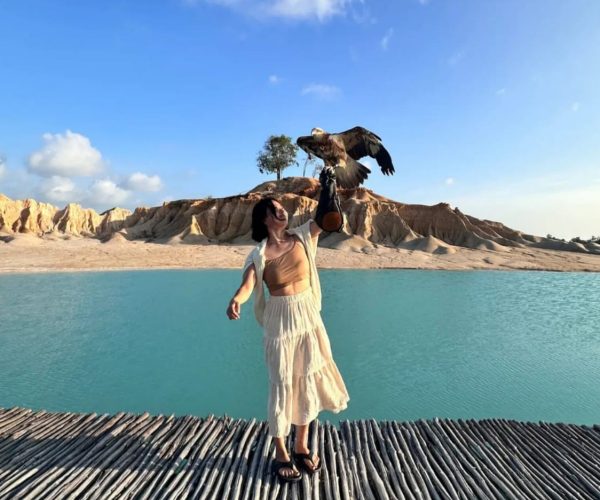photo-woman-playing-eagle-on-Bintan's blue lake